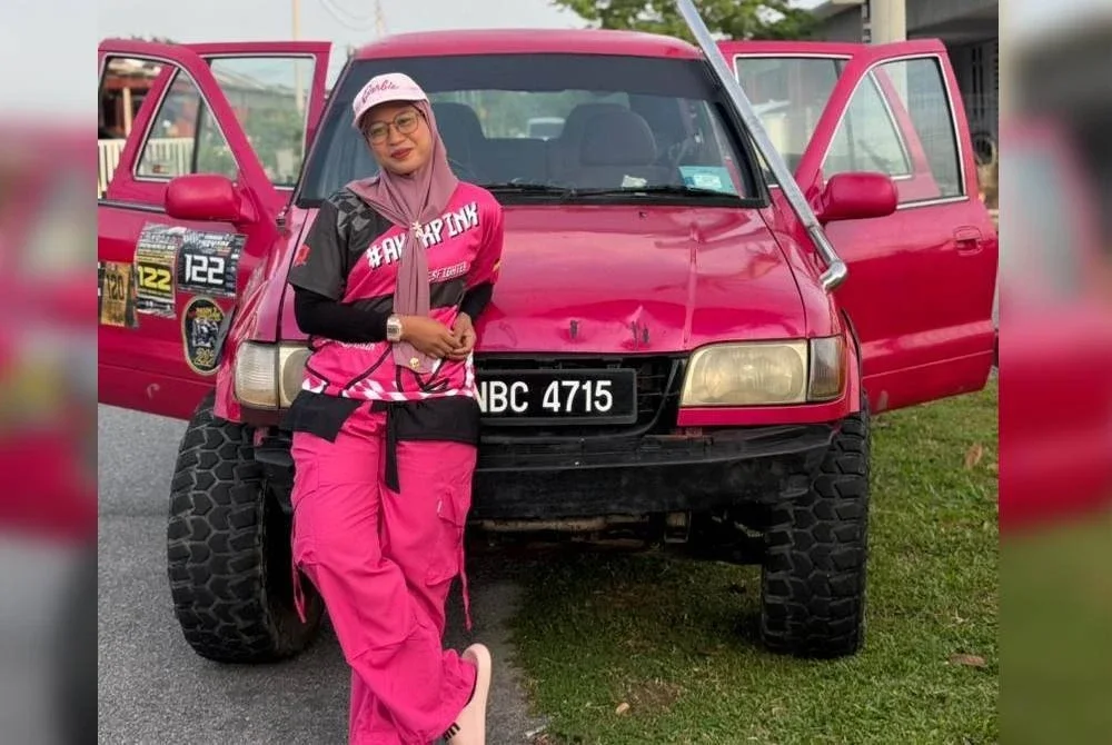 Azlinda bersama jentera kesayangannya yang dipanggil Baby Pink.