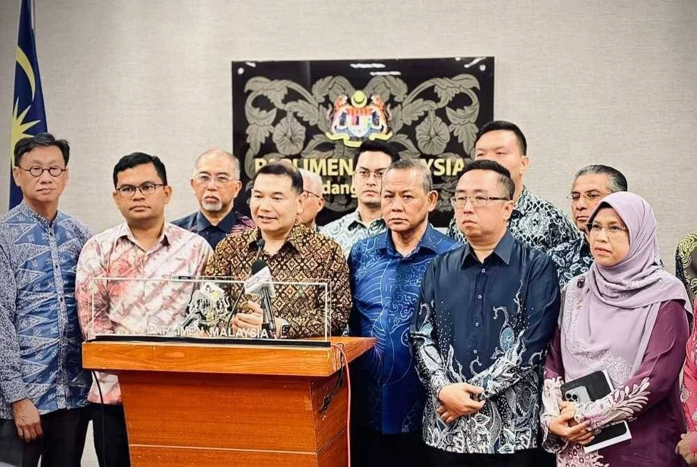Rafizi (tengah) ketika sidang akhbar di Bangunan Parlimen pada Khamis.