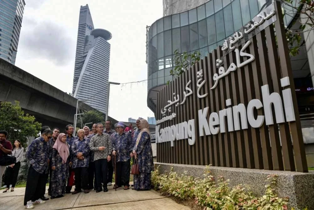 Menteri Komunikasi yang juga Ahli Parlimen Lembah Pantai, Datuk Fahmi Fadzil beramah mesra dengan pewaris-pewaris Kampung Kerinchi selepas Majlis Perasmian Mercu Tanda Kampung Kerinchi di KL Gateway Mall hari ini. Foto Bernama