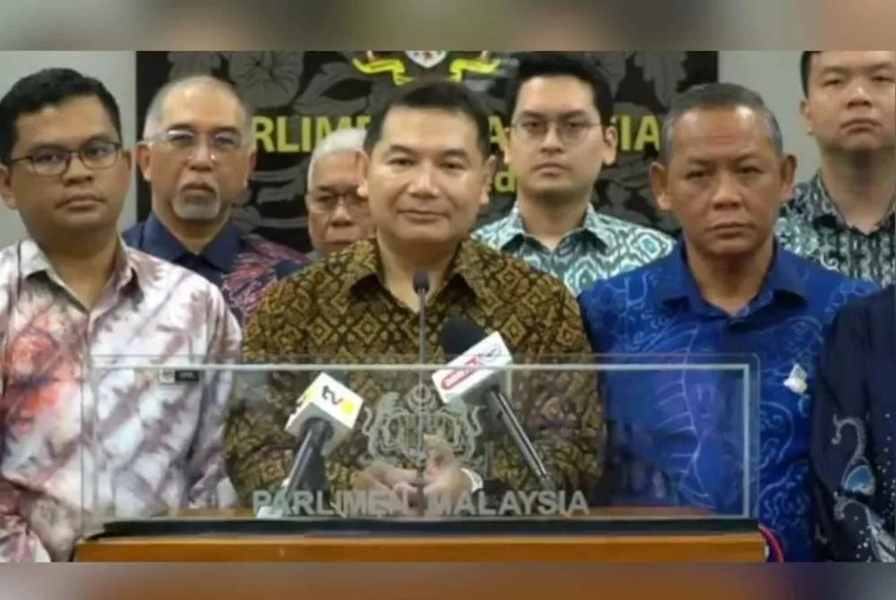 Rafizi (tengah) ketika sidang akhbar di Bangunan Parlimen pada Khamis.