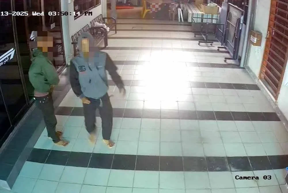 Rakaman CCTV memaparkan perbuatan itu disyaki dilakukan dua lelaki.