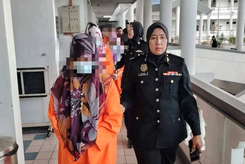 Penjawat awam wanita bersama enam kontraktor direman lima hari bermula Khamis oleh SPRM Melaka bagi membantu siasatan berhubung dakwaan mengemukakan dokumen pembekalan tidak wujud dengan jumlah tuntutan RM139,100.