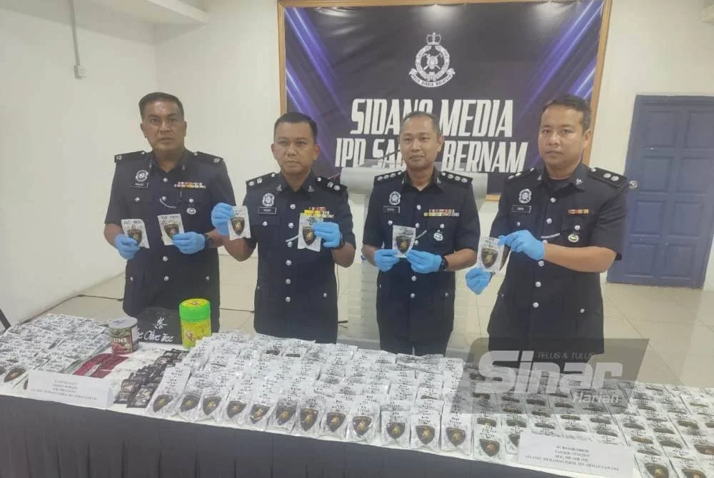 Md Yusof (dua dari kiri) menunjukkan dadah yang dirampas pada sidang media di IPD Sabak Bernam pada Khamis.