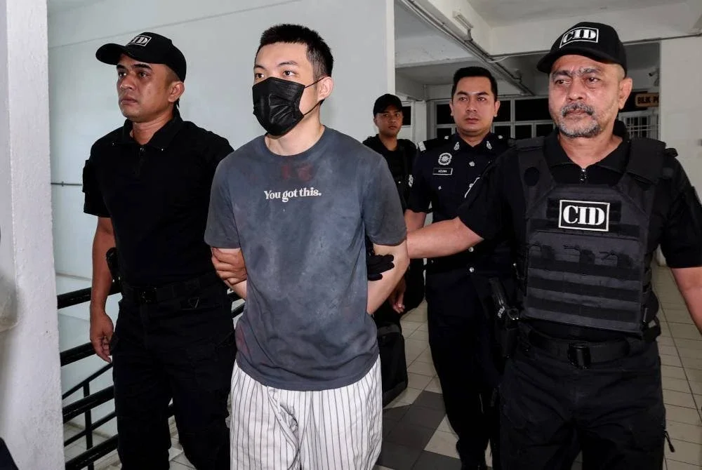 Hong Joe (dua dari kiri) dihadapkan ke Mahkamah Sesyen di sini atas lima pertuduhan melakukan khianat dengan api dan satu pertuduhan menyebabkan kematian seorang warga emas pada Julai lepas. Foto Bernama