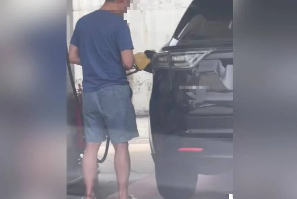 Tangkap layar video tular memaparkan kenderaan bernombor pendaftaran Singapura mengisi petrol RON95 dipercayai di Pandan, Johor Bahru.