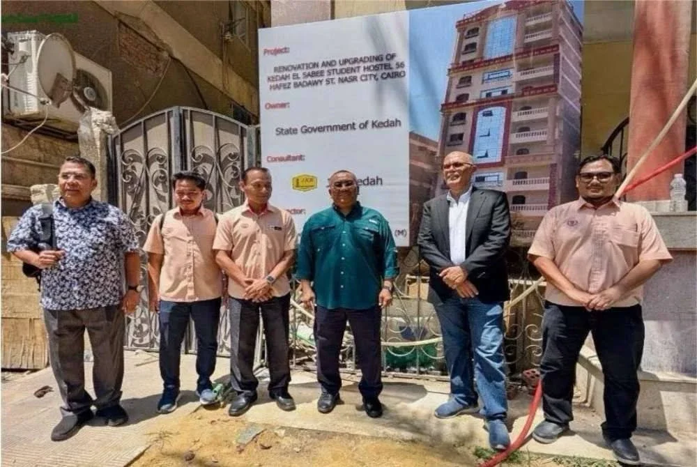 Muhammad Sanusi (tiga dari kanan) meninjau tapak projek menaik taraf dan pengubahsuaian Asrama Anak Kedah di Hayyu Sabiek, Kaherah baru-Baru ini.