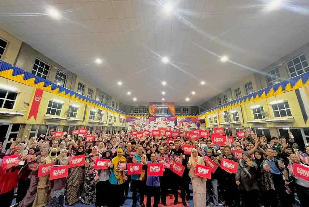 Pelajar KPM Bandar Penawar Kota Tinggi bergambar selepas menjayakan Program Jelajah Antirasuah IPMA di kolej berkenaan pada Rabu.