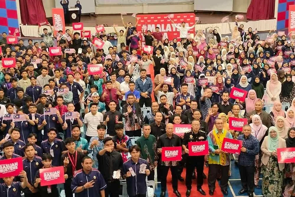 Pelajar KKTM Sri Gading bergambar selepas menjayakan Program Jelajah Antirasuah IPMA di kolej berkenaan pada Khamis.