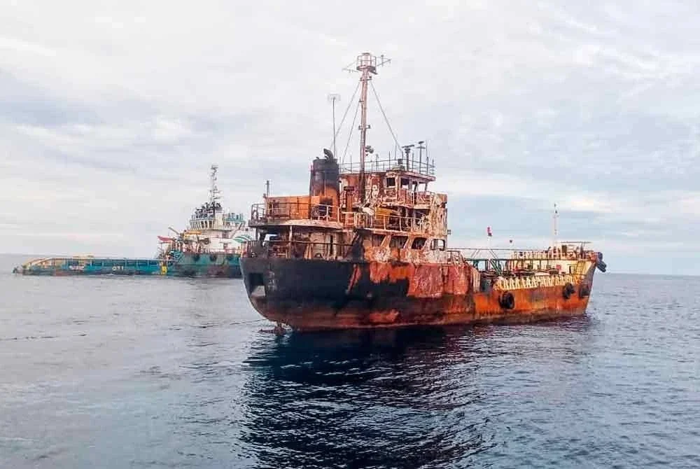 Kapal hantu yang hanyut kini dalam proses penundaan menuju ke Kemaman Supply Base (KSB) untuk tujuan penyelamatan. Foto Maritim Malaysia Pahang