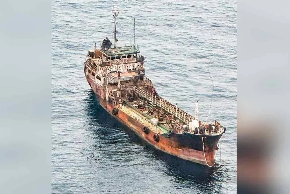 Sebuah kapal hantu seberat 292.9 tan yang hanyut di perairan pelantar minyak di Terengganu sejak Selasa berjaya dikawal dalam operasi bersepadu dikoordinasi Agensi Penguatkuasaan Maritim Malaysia (Maritim Malaysia). Foto Maritim Malaysia Pahang.
