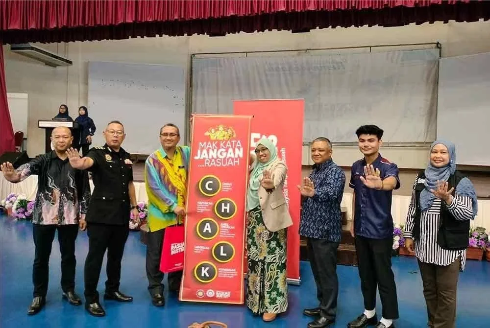 Nurhayati (empat dari kanan) bersama Azman (tiga dari kiri) selepas sesi Program Jelajah Antirasuah IPMA di Sri Gading.