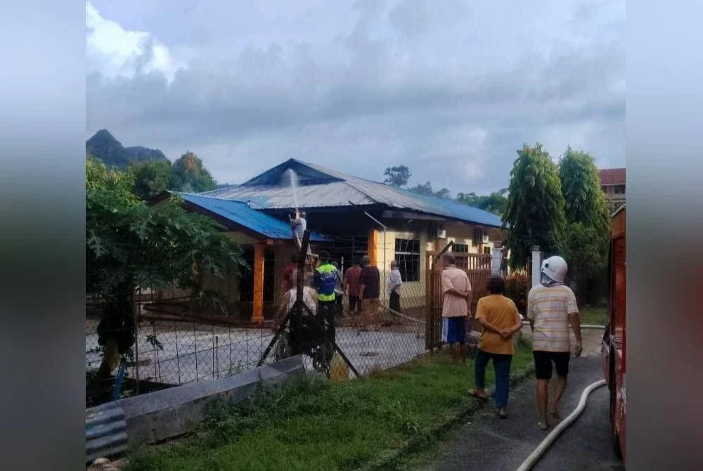 Pusat berkenaan menempatkan 20 warga emas dan kebakaran dipercayai bermula dari kawasan almari dapur sebelum merebak ke dewan utama.