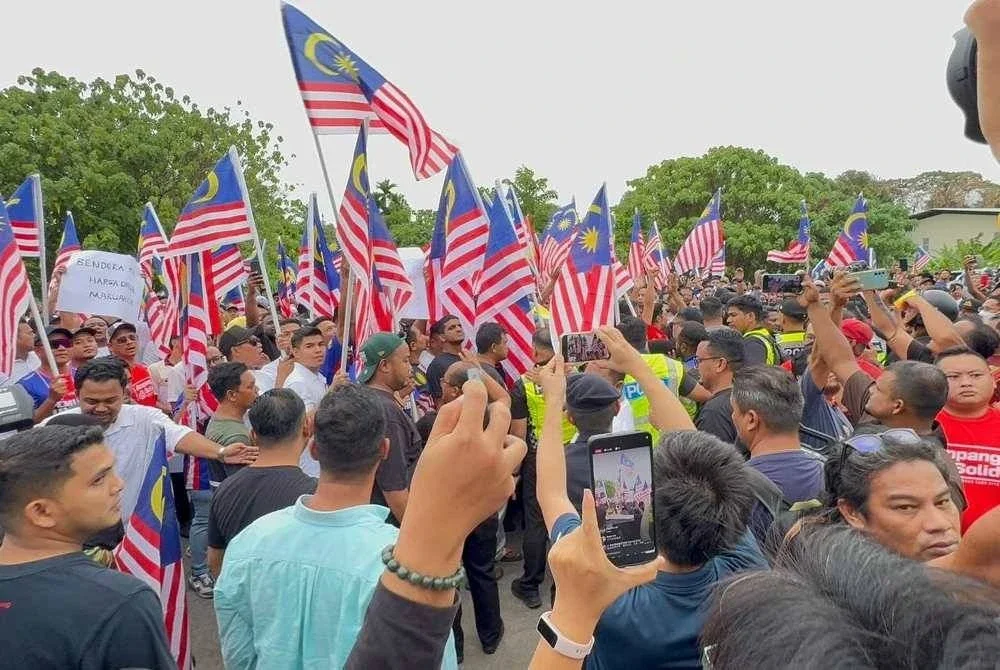 Kira-kira 300 ahli UMNO, Pas dan Bersatu mengadakan Perhimpunan Solidariti Jalur Gemilang Tanah Tumpahnya Darahku di Bertam pada Khamis.