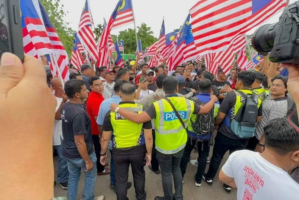 Anggota polis termasuk beberapa kenderaan FRU berada di lokasi sebagai langkah berjaga-jaga sekiranya berlaku perkara tidak diingini.