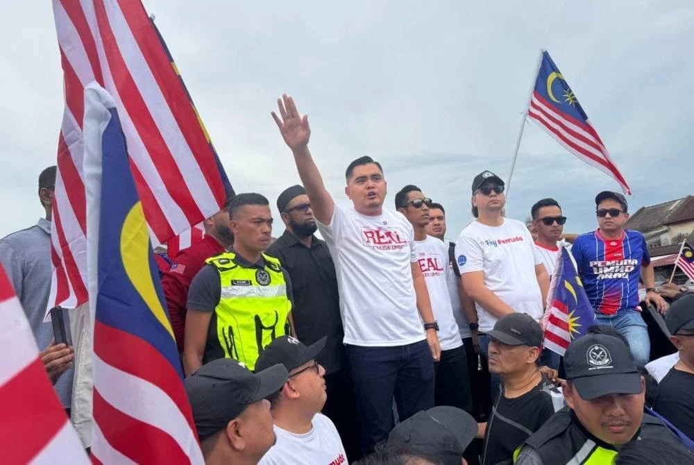 Muhamad Akmal mengetuai kumpulan perhimpunan berkumpul di tapak Pasar Malam Pekan Kepala Batas dan berarak sehingga ke Jalan Bertam Perdana.