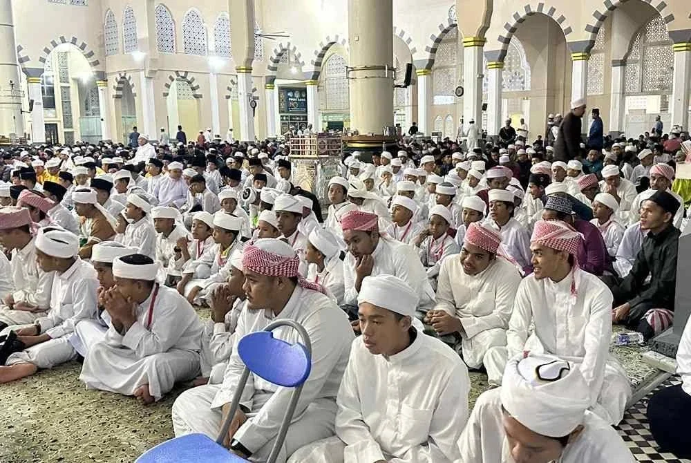 Ribuan jemaah menghadiri solat hajat, bacaan tahlil dan doa di Masjid Bandaraya Kota Kinabalu bagi Allahyarham Zara Qairina.