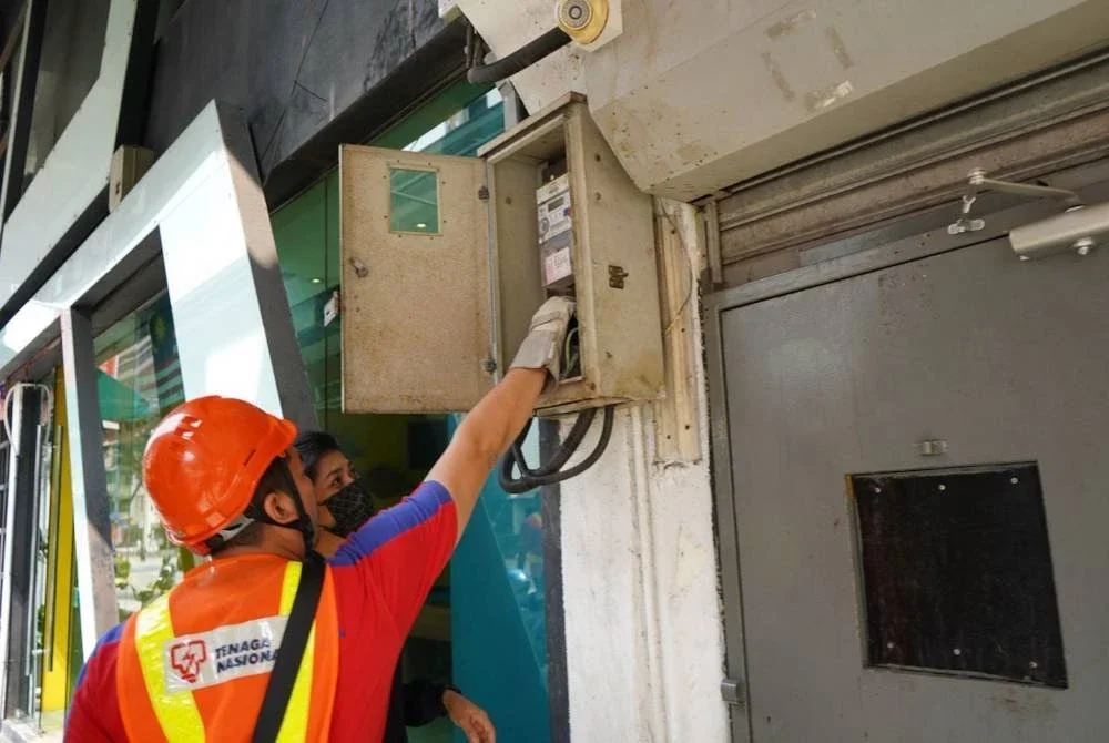 Polis dengan kerjasama TNB melaksanakan tindkaan pemotongan bekalan elektrik ke atas premis perjudian pada Khamis. 