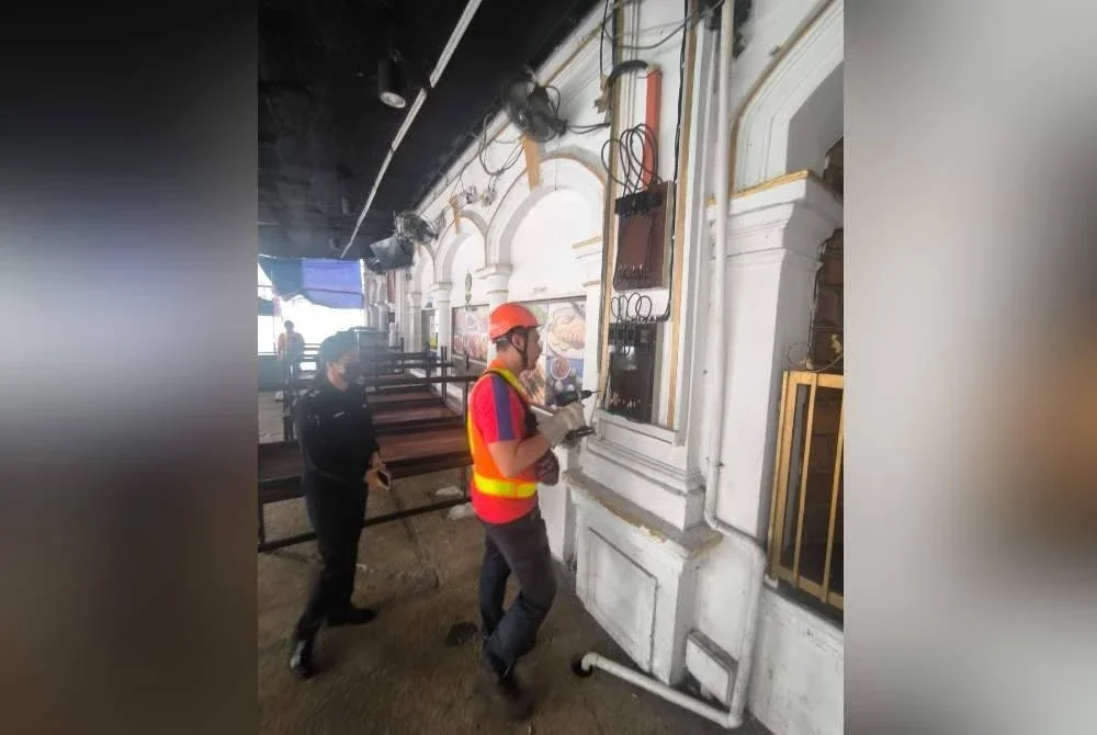 Polis dengan kerjasama TNB melaksanakan tindkaan pemotongan bekalan elektrik ke atas premis perjudian pada Khamis. 