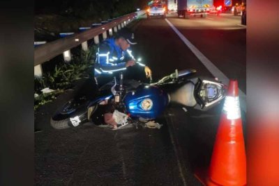 Keadaan motosikal dinaiki pesara tentera dan isteri.