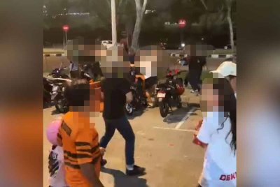 Video tular memaparkan sekumpulan individu bergaduh di luar stadium Cheras pada Rabu.