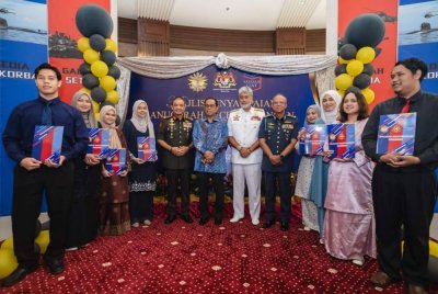 Mohamed Khaled (tengah) bergambar bersama sebahagian daripada pelajar cemerlang pada majlis AKP 2025 di Wisma Perwira ATM di Kuala Lumpur pada Rabu. Foto: Rosli Talib