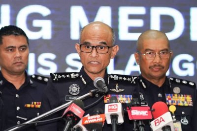 Shazeli (tengah) dalam sidang akhbar di Ibu Pejabat Polis Kontinjen Selangor pada Khamis. Foto: Rosli Talib