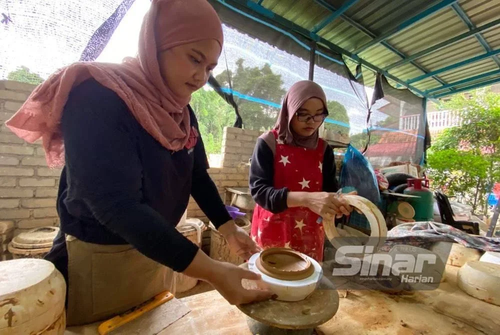 Nur Syazwani Izyan (kiri) menerima lebih 1,000 tempahan untuk bekas seramik uri dalam tempoh setahun.