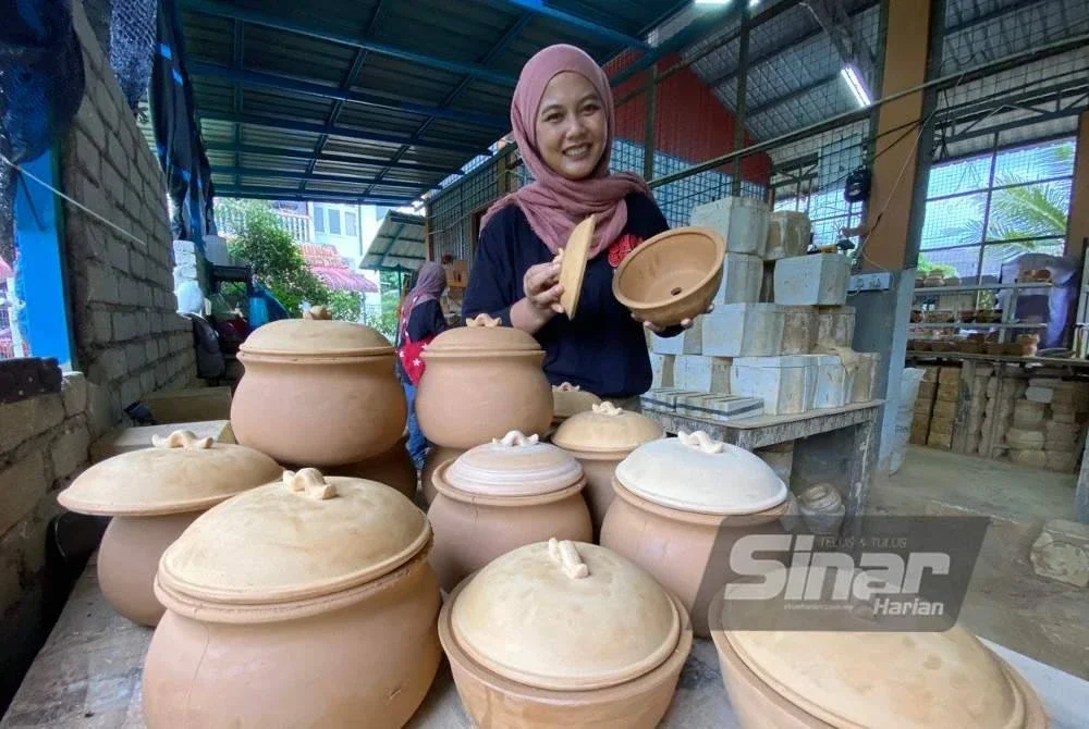 Nur Syazwani Izyan menunjukkan bekas yang dihasilkan Belipot Craft Ceramic.