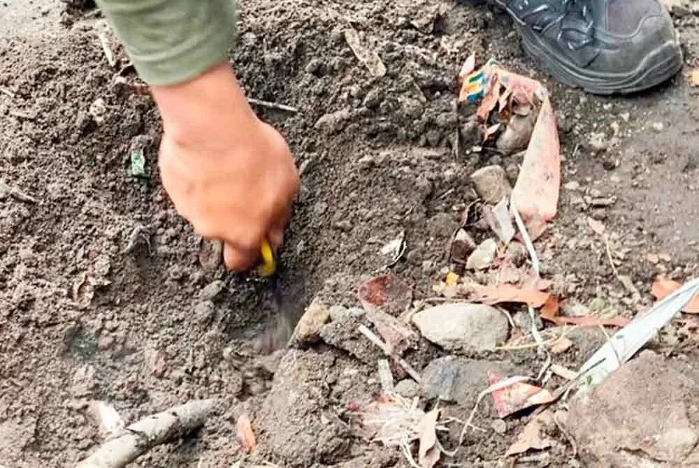 Asap dilihat keluar dari tanah di Jalan Raya Bogor, Depok. - Agensi