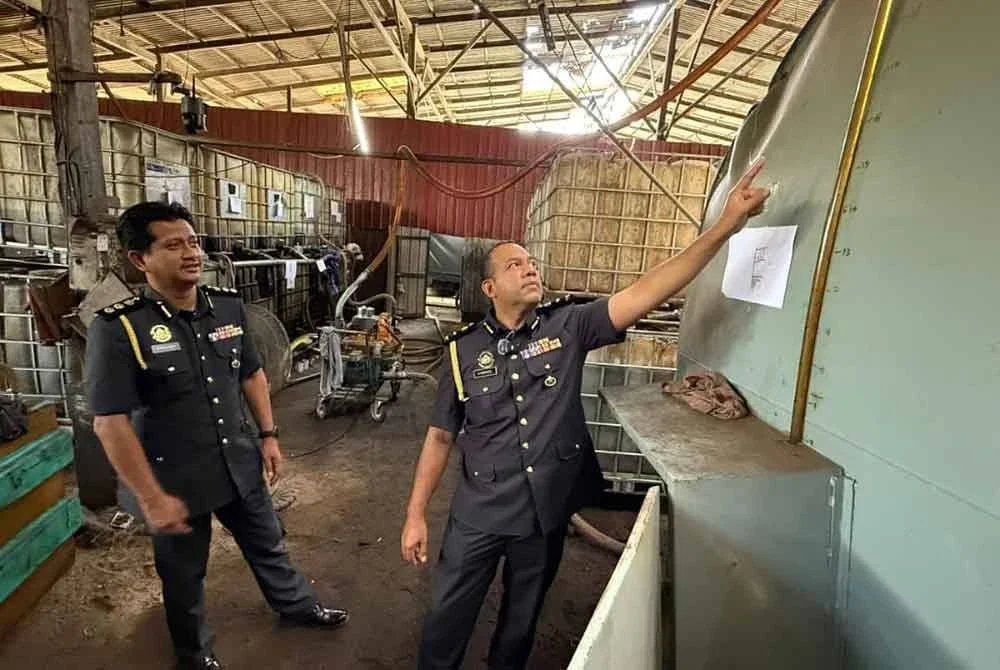 KPDN Perak berjaya membongkar sindiket menjual minyak diesel bersubsidi kepada industri melalui penemuan 36,000 liter bahan api berkenan di sebuah bengkel yang dijadikan stor haram.