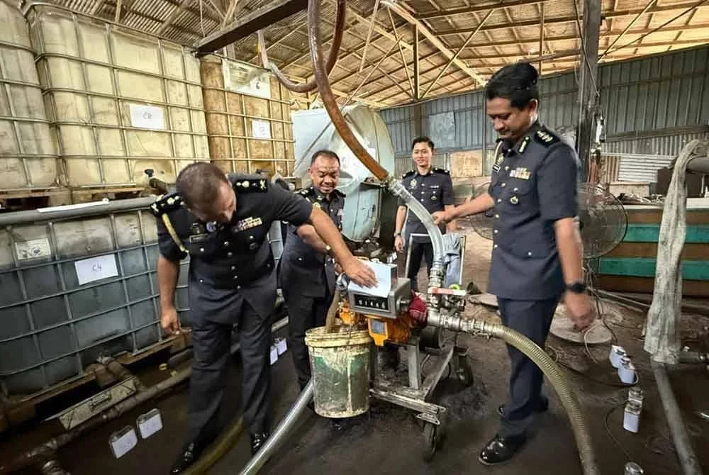 Penguat kuasa KPDN Perak berjaya membongkar stor haram menyimpan 36,000 liter diesel di Taiping.
