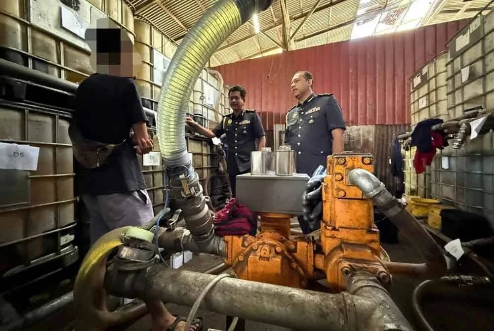 Ketika serbuan, seorang lelaki mengaku sebagai pemandu lori gagal mengemukakan sebarang kebenaran, lesen atau permit menyimpan barang kawalan.