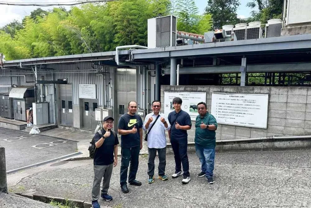 PENULIS, Ahmad Syakir Sazili (kanan) bersama rakan seperjuangannya berpeluang ke Ekspo Dunia 2025 di Osaka untuk mempromosikan budaya Malaysia dan industri halal tanah air. -Foto IHSAN UNITI HALAL CENTRE