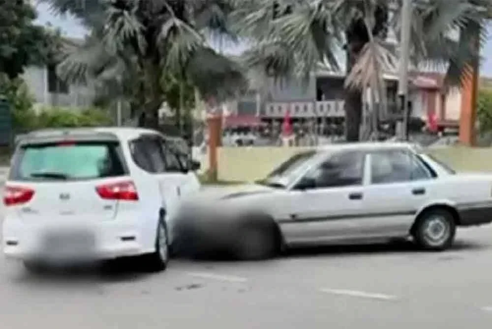 Tangkap layar video tular menunjukkan perlanggaran membabitkan dua kenderaan tersebut.
