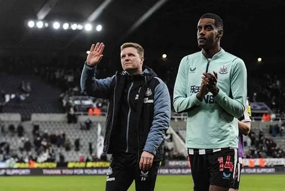 Ketegangan berpanjangan Newcastle dan Isak (kanan) gusarkan Howe (kiri). Foto Agensi