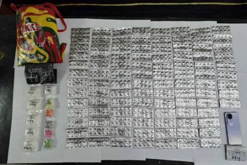 Nilai keseluruhan rampasan dadah dianggarkan RM253,471 merangkumi 209.38 gram heroin, 214.68 gram syabu, 26.19 gram ganja, 255.54 gram ketamin, 283.61 gram pil Erimin 5, 39.49 gram pil ekstasi, 15.5 kilogram daun ketum dan 53.6 liter cecair ketum. Foto Polis Perak