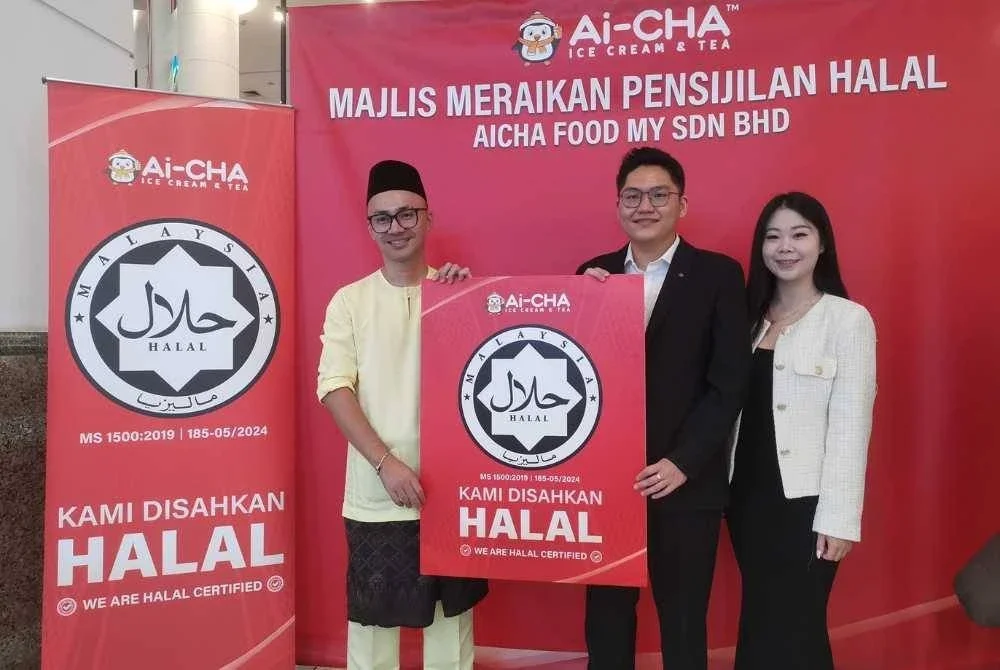 JASON Chung (tengah) dan Pengurus Jenama Ai-CHA, Chloe Pek (kanan) semasa meraikan pensijilan halal rasmi Ai-CHA daripada Jakim bagi cawangan pertamanya di Berjaya Times Square, Kuala Lumpur baru-baru ini.
