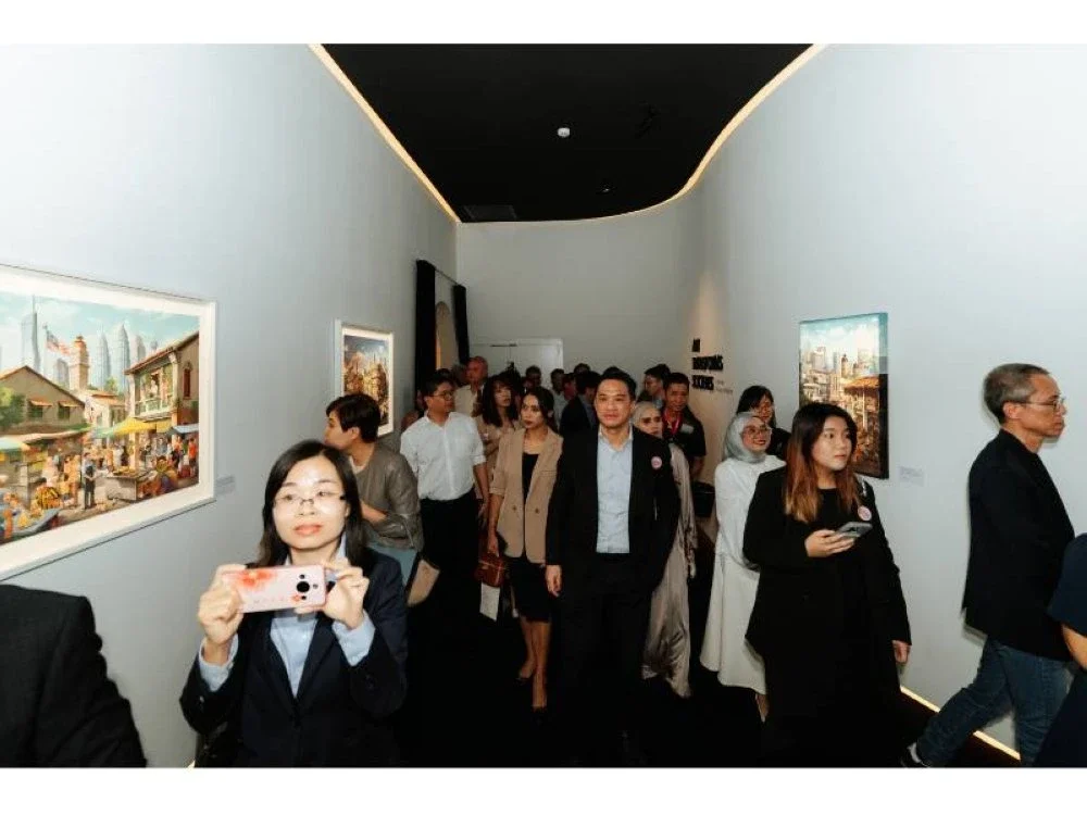 Orang ramai yang mengunjungi majlis pelancaran melihat hasil jubin keluaran Feruni.