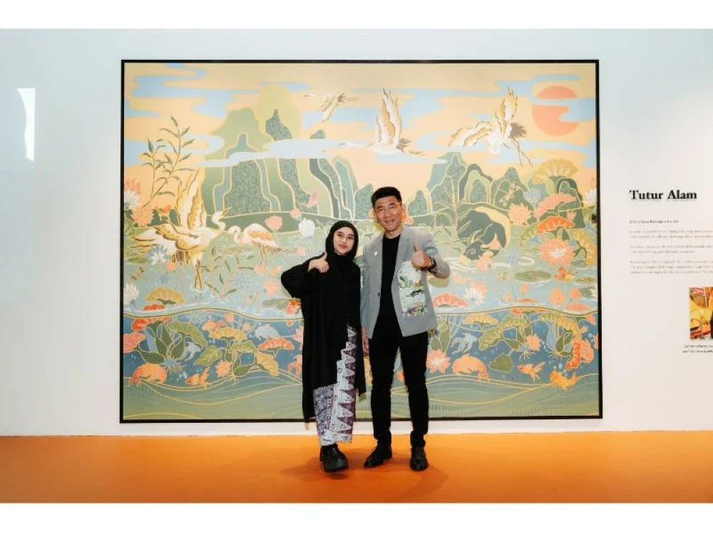 Farah bergambar bersama C.C Ngei berlatarbelakangkan karya seninya yang diadapatasi ke atas jubin Feruni.