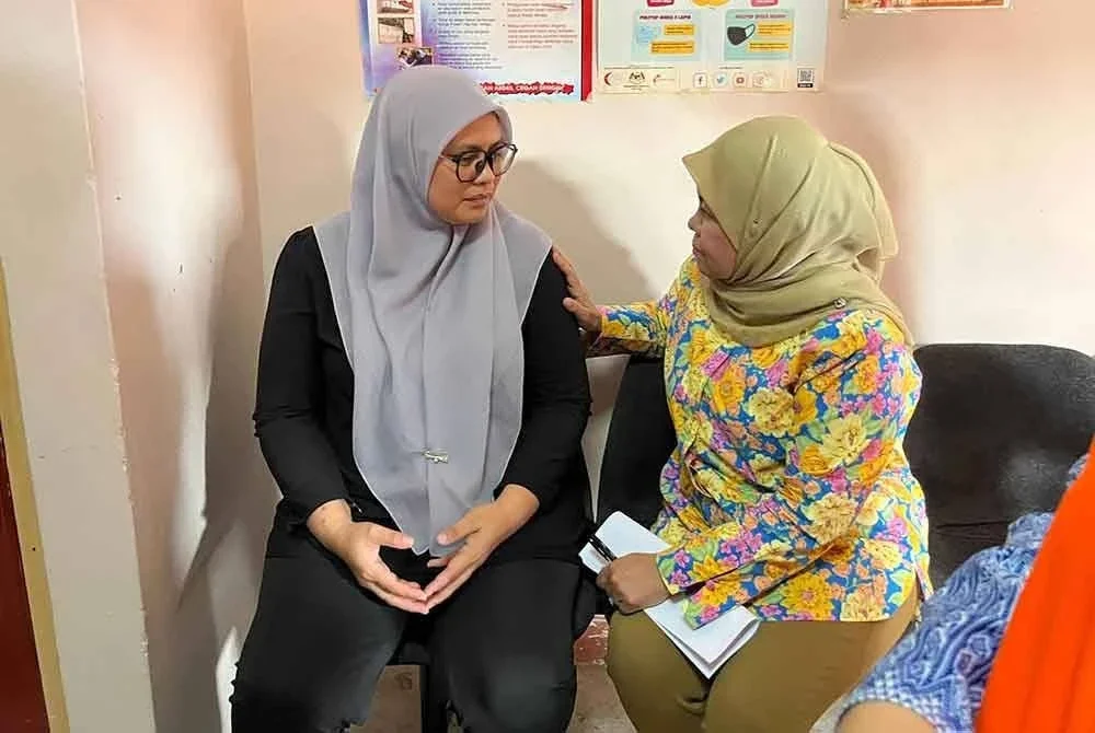 Khairin-Nisa (kanan) menyantuni ibu Aisyah Sofia yang sedang dirawat di HSA Johor Bahru. -Foto: Facebook Khairin-Nisa