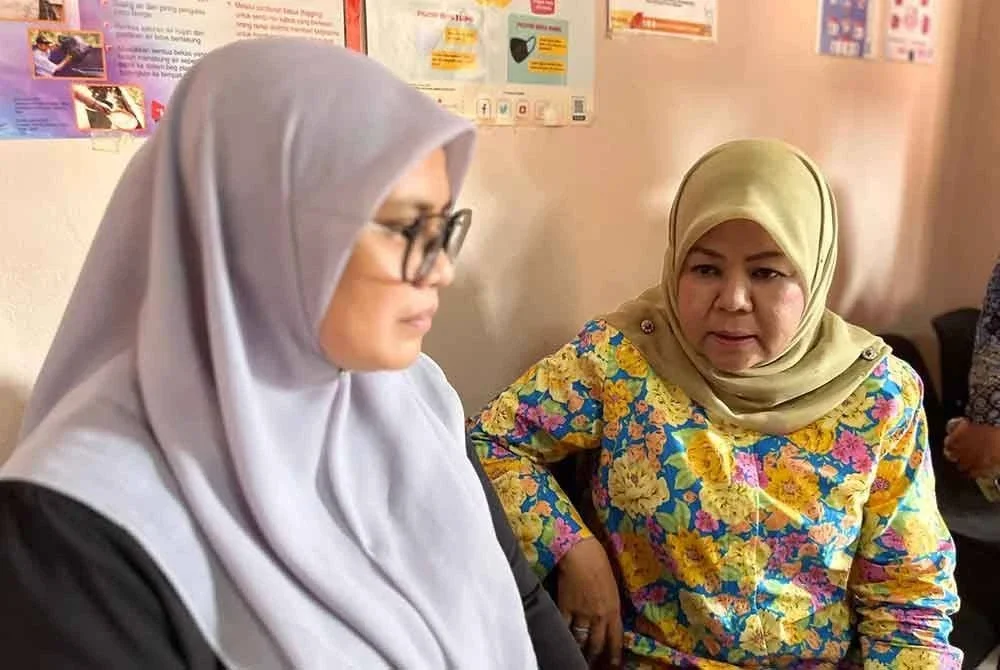 Khairin-Nisa (kanan) menyantuni ibu Aisyah Sofia yang sedang dirawat di HSA Johor Bahru. -Foto: Facebook Khairin-Nisa