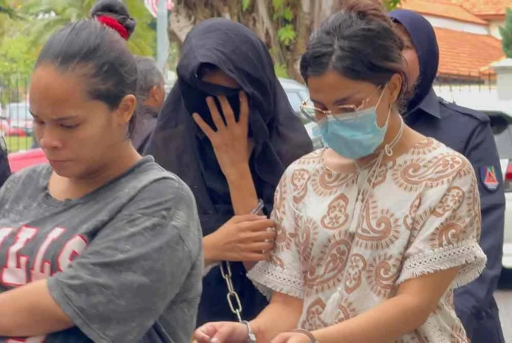 Dua wanita warga Iran dibawa ke Kompleks Mahkamah George Town untuk dibacakan pertuduhan.