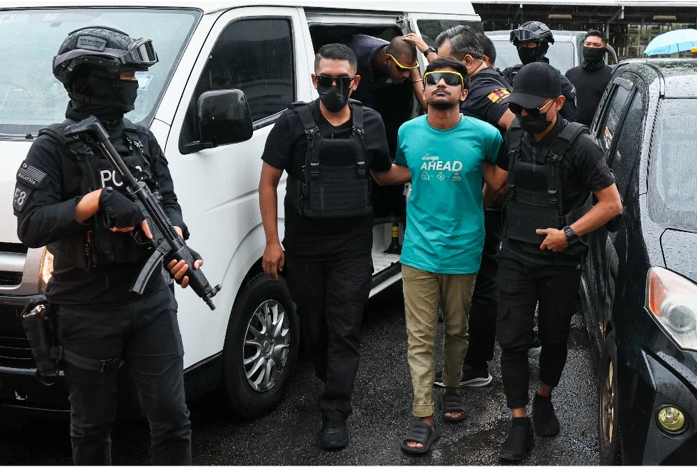 Dua lelaki warga lelaki warga Bangladesh Md Refat Bishat (dua dari kanan), 27, dan Md Mamun Ali (tiga dari kiri), 31, dihadapkan ke Mahkamah Sesyen di sini atas pertuduhan berkaitan menyokong aktiviti dan memiliki bahan berkaitan kumpulan pengganas Islamic State (IS). Foto Bernama