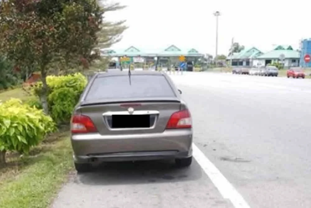 Kereta digunakan suspek yang bertindak membakar diri dan kekasihnya berhampiran Plaza Tol Simpang Renggam pada Rabu.- Foto IPD Kluang