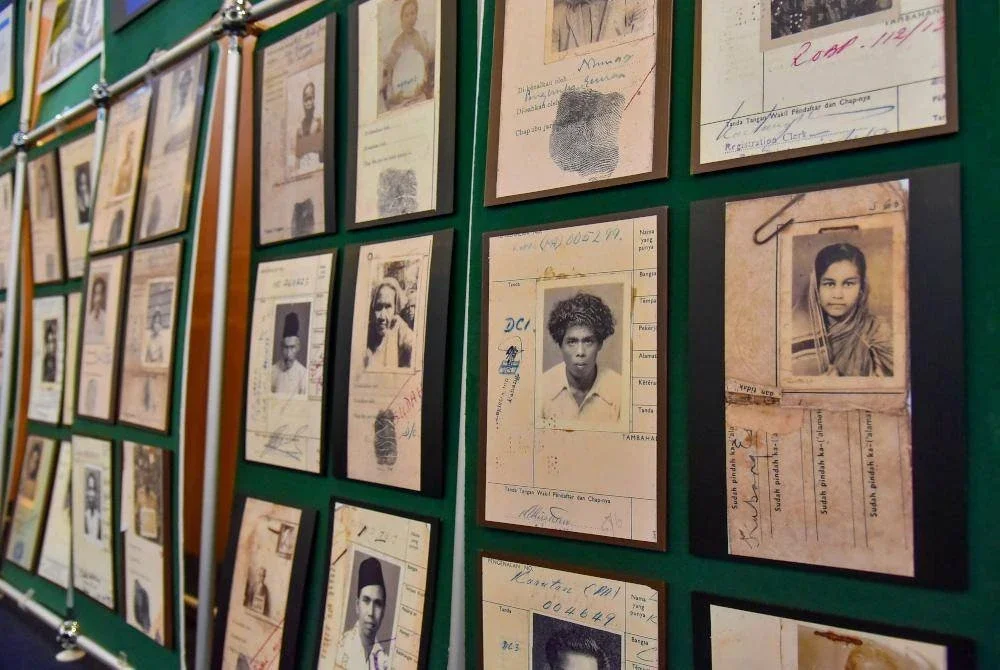 MyKad atau Kad Pengenalan Pelbagai guna Kerajaan diperkenalkan pada 2001 sebagai satu daripada tujuh aplikasi perdana di bawah inisiatif Koridor Raya Multimedia, dengan objektif memodenkan sistem pengenalan diri rakyat, meningkatkan keselamatan identiti dan menyediakan satu platform digital yang menyepadukan pelbagai aplikasi dalam satu kad. Foto Bernama