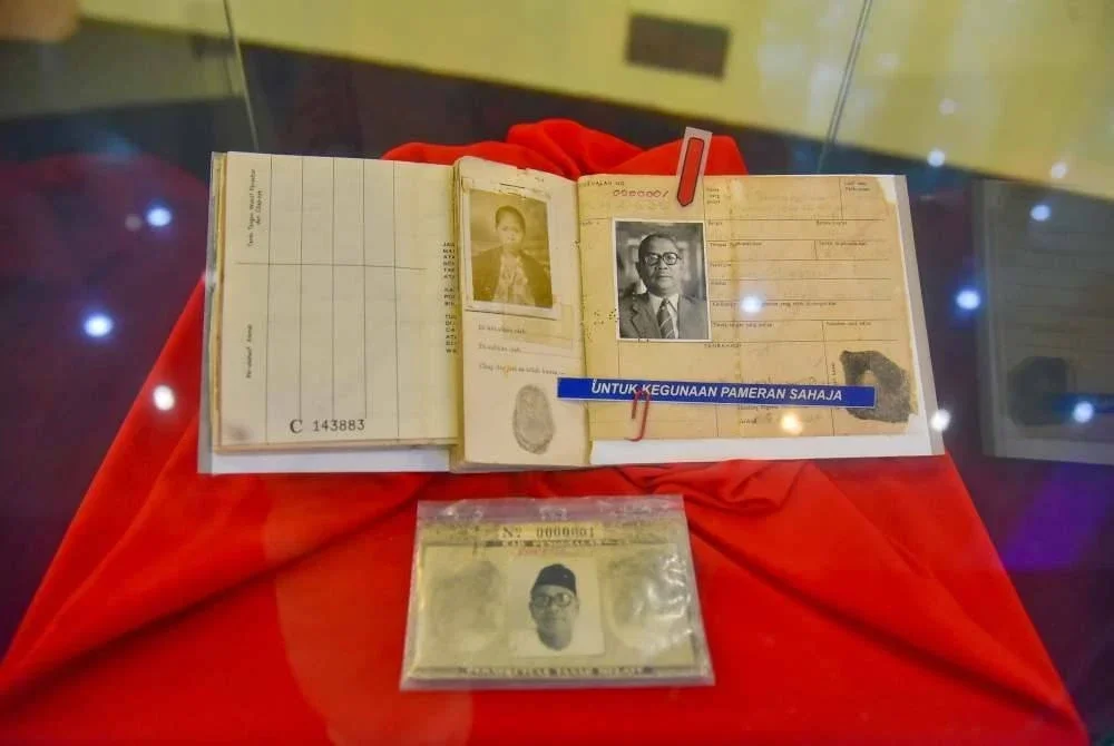 Kad Pengenalan milik Perdana Menteri Malaysia pertama, Tunku Abdul Rahman dipamerkan di Muzium Jabatan Pendaftaran Negara. Foto Bernama