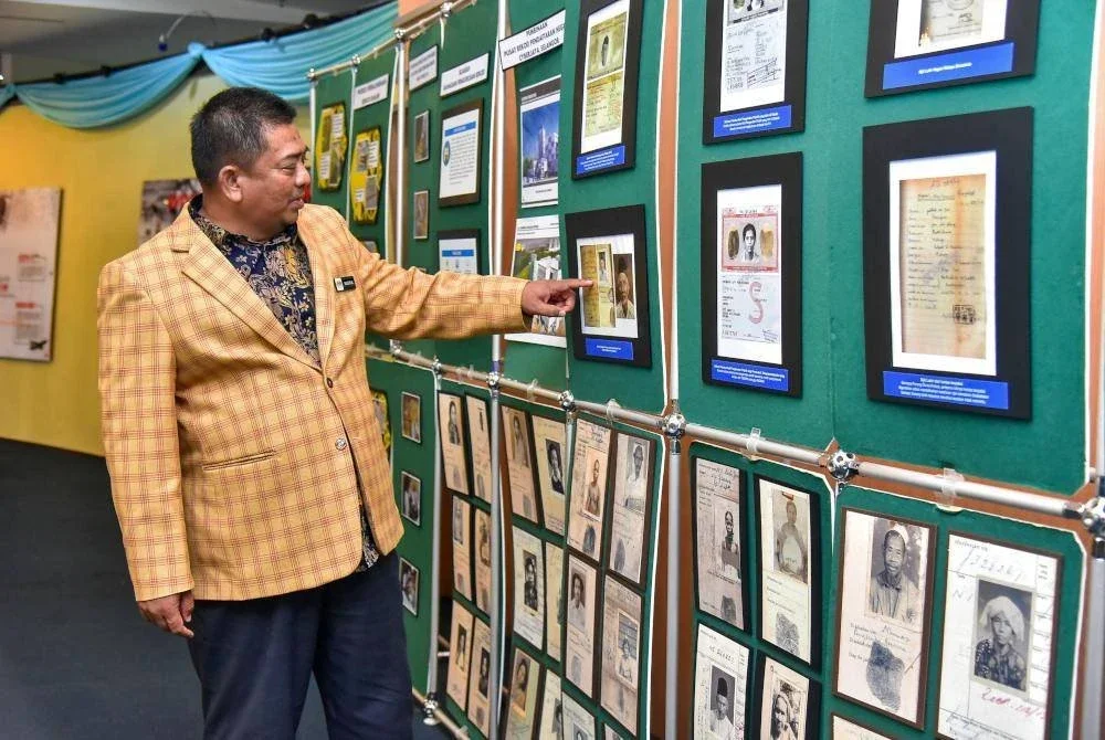 Ketua Pengarah Pendaftaran Negara, Badrul Hisham Alias menunjukkan kad pengenalan lama pada sesi temubual bersama Bernama mengenai penggunaan dan evolusi Mykad di Jabatan Pendaftaran Negara. Foto Bernama