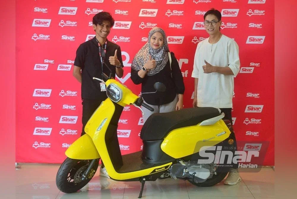 Nurul Wahida (tengah) menerima hadiah motosikal disampaikan Meen (kanan) dan Hazwan di Karangkraf, Shah Alam pada Jumaat. Foto Sinar Harian ASRIL ASWANDI SHUKOR