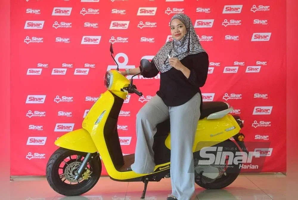 Nurul Wahida bergaya di atas motosikal jenama Benelli dimenanginya. Foto Sinar Harian ASRIL ASWANDI SHUKOR