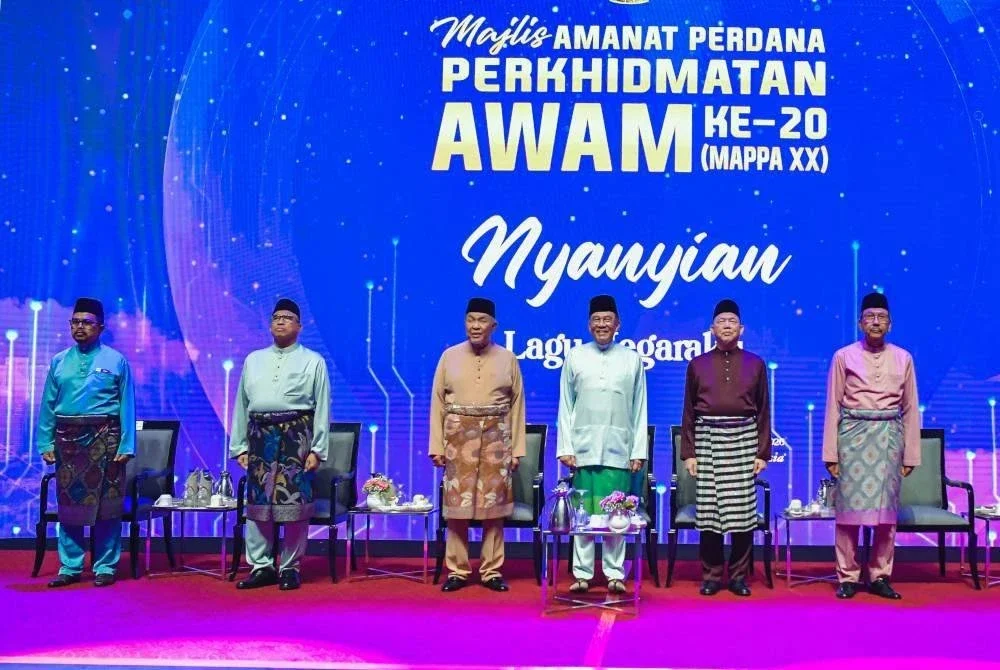 Perdana Menteri, Datuk Seri Anwar Ibrahim (tiga dari kanan) pada Majlis Amanat Perdana Perkhidmatan Awam (MAPPA) ke-20 "Perkhidmatan Awam MADANI Teras Kecemerlangan" di Pusat Konvensyen Antarabangsa Putrajaya (PICC) hari ini. Foto Bernama